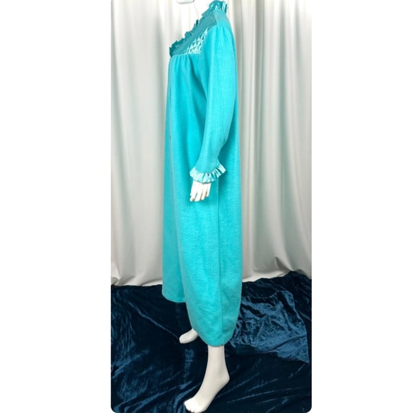 Vintage 60’s 70’s Long Fuzzy House Coat in Teal Blue Green • Satin Quilted - M/L - Picture 9 of 10